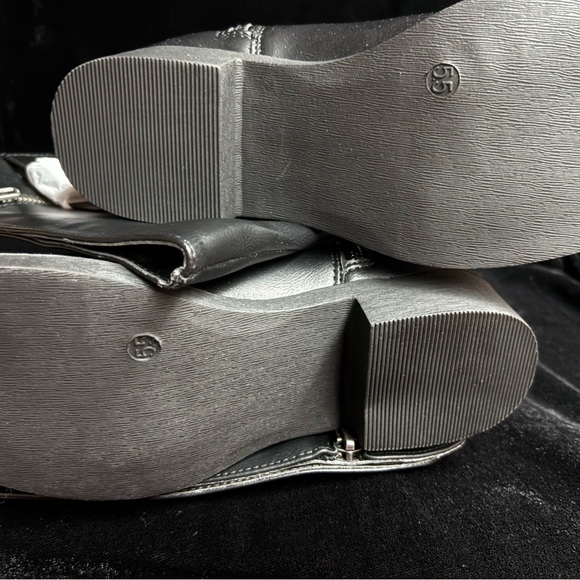 Brand new pair of black boots. Size 5.5 with zippers. - Picture 3 of 4